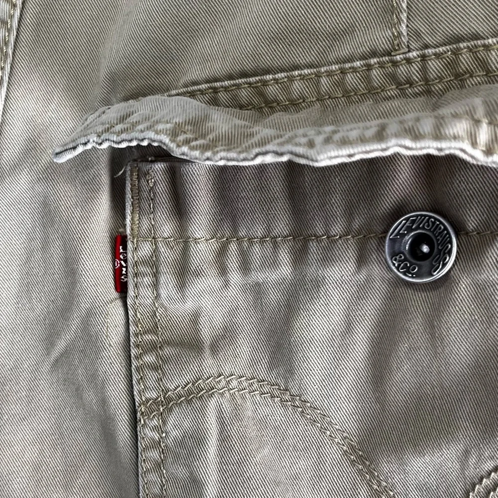 Y2K Vintage Levis Cargo Shorts Men 33x10 Beige Khaki Cotton Grunge Skate Utility